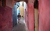 Un homme déambule dans les rues de la Vieille Ville de portuaire de Tanger, au Maroc, le 13 août 2018. (Crédit : AFP/ FADEL SENNA)