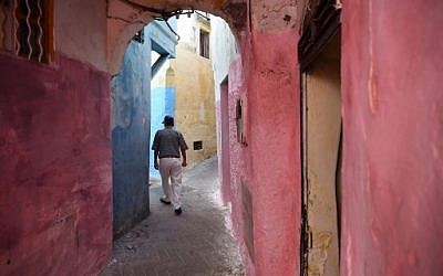 Un homme déambule dans les rues de la Vieille Ville de portuaire de Tanger, au Maroc, le 13 août 2018. (Crédit : AFP/ FADEL SENNA)