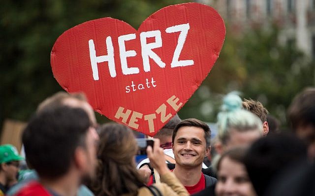 Un manifestant tient une pancarte "le coeur, pas les agitations" durant un contre-rassemblement contre une marche organisée par le parti d'extrême droite de l'AfD et le parti Pegida à Chemnitz, en Allemagne, le 1er septembre (Crédit : / AFP PHOTO / dpa / Monika Skolimowska / Germany OUT) Un manifestant tient une pancarte "le coeur, pas les agitations" durant un contre-rassemblement contre une marche organisée par le parti d'extrême droite de l'AfD et le parti Pegida à Chemnitz, en Allemagne, le 1er septembre (Crédit : / AFP PHOTO / dpa / Monika Skolimowska / Germany OUT)