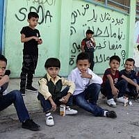 Des enfants palestiniens devant l'école de l'Office de secours et de travaux pour les réfugiés palestiniens (UNRWA) de l'ONU dans le camp de réfugiés de Baqaa, à proximité d'Amman, le 2 septembre 2018. (Crédit : AFP PHOTO / AHMAD ABDO)
