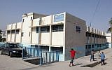 Des élèves Palestiniens jouent aux abords d'une école de l'Office de secours et de travaux pour les réfugiés palestiniens (UNRWA) de l'ONU dans le camp de réfugiés de Baqaa, à proximité d'Amman, le 2 septembre 2018 (Crédit :  / AFP PHOTO / AHMAD ABDO