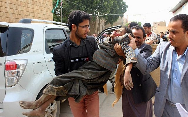 Un enfant yéménite emporté vers un hôpital après avoir été blessé lors d'une attaque aérienne présumée contre le bastion des Houthis soutenus par Iran dans la province de Saada, le 9 août 2018 (Crédit : AFP) Un enfant yéménite emporté vers un hôpital après avoir été blessé lors d'une attaque aérienne présumée contre le bastion des Houthis soutenus par Iran dans la province de Saada, le 9 août 2018 (Crédit : AFP)