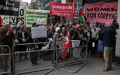 Des manifestants lors d'une manifestation aux abords des bureaux du parti d'opposition du Labour dans le centre de Londres, le 4 septembre 2018 (Crédit : AFP PHOTO / Daniel LEAL-OLIVAS)