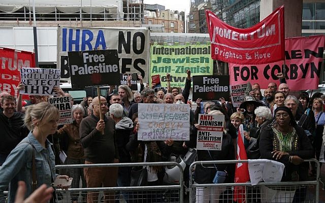 Manifestation devant les quartiers généraux du Labour, à Londres, le 4 septembre 2018. (Crédit : AFP / Daniel LEAL-OLIVAS) Manifestation devant les quartiers généraux du Labour, à Londres, le 4 septembre 2018. (Crédit : AFP / Daniel LEAL-OLIVAS)