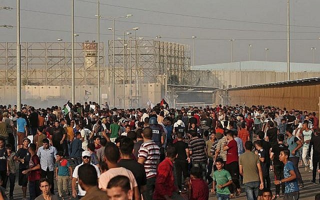 Des Palestiniens manifestent près du poste-frontière d'Erez, à Gaza, le 4 septembre 2018. (Crédt : AFP/Mahmud HAMS) Des Palestiniens manifestent près du poste-frontière d'Erez, à Gaza, le 4 septembre 2018. (Crédt : AFP/Mahmud HAMS)