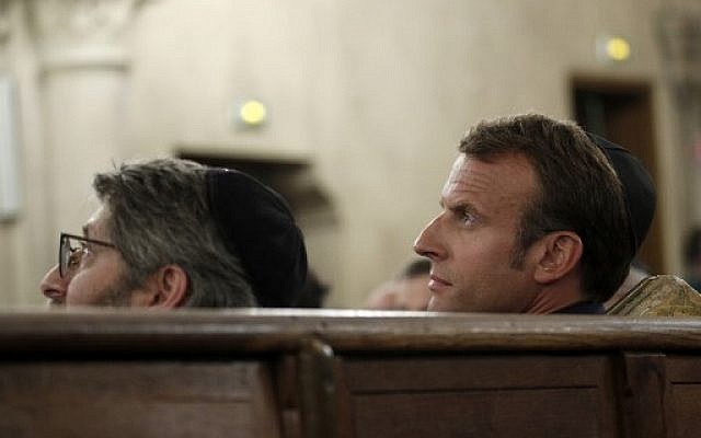 Emmanuel Macron et Haim Korsia à la Grande Synagogue de Paris, à l'occasion d'une cérémonie pour Rosh HaShana, le 4 septembre 2018. (Crédit : AFP / POOL / YOAN VALAT)