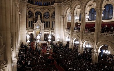Des membres de la communauté juive française réunis à la Grande Synagogue de Paris, à l'occasion d'une cérémonie pour Rosh Hashana, le 4 septembre 2018. (Crédit : AFP / POOL / YOAN VALAT)
