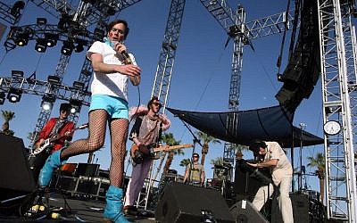 Le musicien Kevin Barnes, du groupe Rockers Of Montreal au festival de musique Coachella, en Californie, le 27 avril 2007. (Crédit : AFP/ GETTY IMAGES NORTH AMERICA / Frazer Harrison