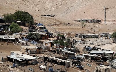 Le village bédouin de Khan al-Ahmar en Cisjordanie, le 6 septembre 2018 (Crédit : AHMAD GHARABLI/AFP)