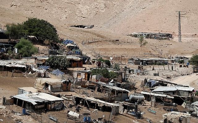 Le village bédouin de Khan al-Ahmar en Cisjordanie, le 6 septembre 2018 (Crédit : AHMAD GHARABLI/AFP)