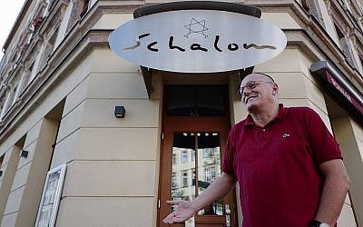 Uwe Dziuballa, propriétaire du restaurant « Schalom » à Chemnitz, dans l’est de l’Allemagne, décrit à un journaliste, le 8 septembre 2018, que son restaurant a été attaqué par un groupe d’hommes masqués le 27 août 2018 lors d’une attaque antisémite. (Crédit : AFP / John MacDougall)