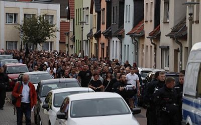 Une marche organisée à Koethen, dans l'est de l'Allemagne, suite au meurtre d'un Allemand de 22 ans, tué lors d'une bagarre, le 9 septembre 2018  (Crédit :. / AFP PHOTO / Odd ANDERSEN)