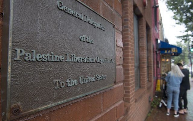 Illustration : Des personnes devant le bureau de la délégation de l'Organisation de libération de la Palestine (OLP), après que le président Donald Trump a annoncé qu'il fermait le bureau de la délégation palestinienne dans un geste largement perçu comme un soutien à Israël à Washington, le 10 septembre 2018. (Crédit : Andrew Caballero-Reynolds/AFP) Illustration : Des personnes devant le bureau de la délégation de l'Organisation de libération de la Palestine (OLP), après que le président Donald Trump a annoncé qu'il fermait le bureau de la délégation palestinienne dans un geste largement perçu comme un soutien à Israël à Washington, le 10 septembre 2018. (Crédit : Andrew Caballero-Reynolds/AFP)