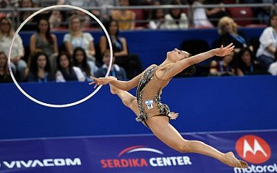 L'Israélienne Linoy Ashram lors de l'épreuve individuelle au cerceau aux championnats du monde de gymnastique rythmique à l'Arena Armeec à Sofia, le 11 septembre 2018 (Crédit :  / AFP PHOTO / Dimitar DILKOFF)