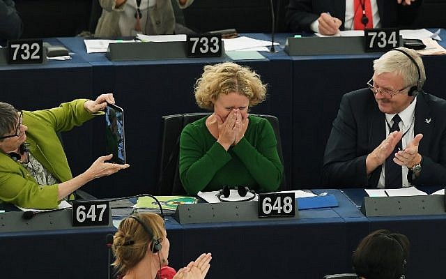 Judith Sargentini (C), membre du Parlement européen, réagit après le vote sur la situation en Hongrie lors d'une séance de vote au Parlement européen le 12 septembre 2018 à Strasbourg, Est de la France. (AFP PHOTO / FREDERICK FLORIN) Judith Sargentini (C), membre du Parlement européen, réagit après le vote sur la situation en Hongrie lors d'une séance de vote au Parlement européen le 12 septembre 2018 à Strasbourg, Est de la France. (AFP PHOTO / FREDERICK FLORIN)