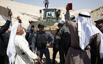 Les manifestants palestiniens scandent des slogans et affrontent les forces israéliennes lors d'une manifestation contre le blocage de la route menant au village palestinien de  Khan al-Ahmar en Cisjordanie, le 14 septembre 2018 (Crédit :  AFP PHOTO / ABBAS MOMANI)