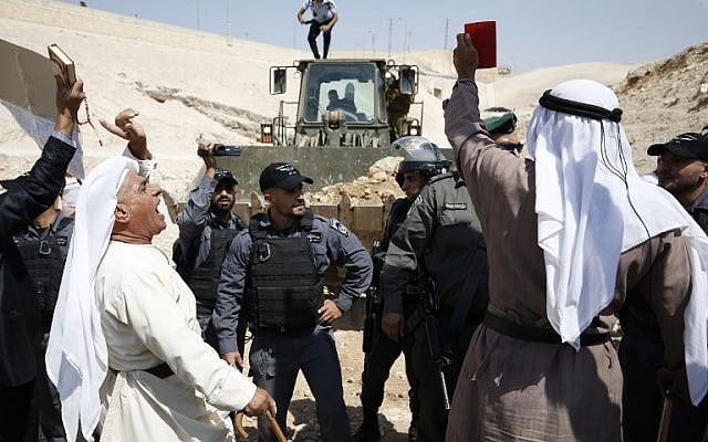 Les manifestants palestiniens scandent des slogans et affrontent les forces israéliennes lors d'une manifestation contre le blocage de la route menant au village palestinien de  Khan al-Ahmar en Cisjordanie, le 14 septembre 2018 (Crédit :  AFP PHOTO / ABBAS MOMANI)