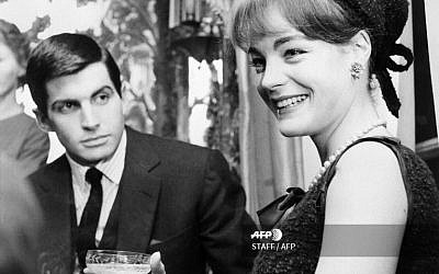 Sur cette photo prise en 1962, l'actrice française d'origine allemande Romy Schneider et l'acteur américain George Hamilton boivent un verre pendant le tournage de "Les Vainqueurs", réalisé à Londres par Carl Foreman. (Crédit : AFP / STAFF)