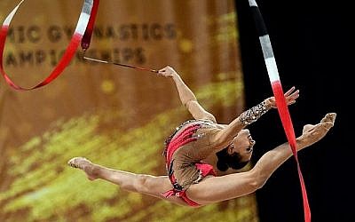 L'Israélienne Linoy Ashram pendant la finale all-around des championnats du monde de gymnastique rythmique à  l'Arena Armeec, à Sofia, le 14 septembre 2018 (Crédit :  AFP PHOTO / Dimitar DILKOFF)