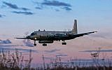 Une photo prise le 23 juillet 2006 montre un avion russe de type  IL-20M (Ilyushin 20m) atterrissant dans un lieu inconnu (Crédit : AFP PHOTO / Nikita SHCHYUKIN)