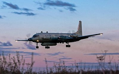 Une photo prise le 23 juillet 2006 montre un avion russe de type  IL-20M (Ilyushin 20m) atterrissant dans un lieu inconnu (Crédit : AFP PHOTO / Nikita SHCHYUKIN)