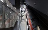 Une vue partielle de la plateforme ferroviaire de la plateforme accueillant le nouveau train à grande vitesse entre Jérusalem et Tel Aviv à la gare Yitzhak Navon de Jérusalem, le 20 septembre 2018 (Crédit : AFP PHOTO / THOMAS COEX)