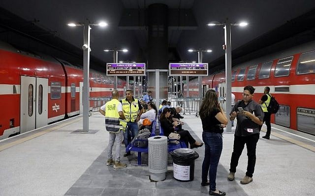Une vue partielle de la plateforme de départ du train à Grande vitesse entre Jérusalem et Tel Aviv à la gare Yitzhak Navon de Jérusalem, le 20 septembre 2018 (Crédit : / AFP PHOTO / THOMAS COEX) Une vue partielle de la plateforme de départ du train à Grande vitesse entre Jérusalem et Tel Aviv à la gare Yitzhak Navon de Jérusalem, le 20 septembre 2018 (Crédit : / AFP PHOTO / THOMAS COEX)