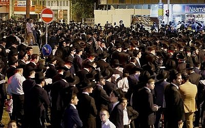 Des manifestants ultra-orthodoxes bloquent une route pendant une manifestation contre le chantier du tramway aux abords de Bnei Brak, près de Tel Aviv, le 21 septembre 2018 (Crédit : AFP PHOTO / JACK GUEZ)
