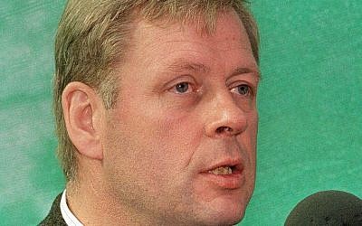 Hartmut Hopp, docteur et chef-adjoint de l'enclave chilienne  "Colonia Dignidad" , après son arrestation par la police chilienne pour complicité de viol sur des jeunes garçons, le 12 août 1997 (Crédit : (AFP PHOTO / STRINGER)