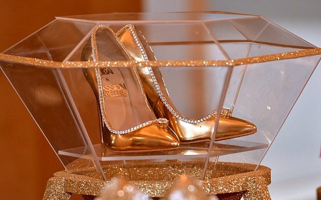 La paire d'escarpins à talons aiguilles à 17 millions de dollars est exposée au Burj al-Arab (Crédit : AFP / GIUSEPPE CACACE) La paire d'escarpins à talons aiguilles à 17 millions de dollars est exposée au Burj al-Arab (Crédit : AFP / GIUSEPPE CACACE)