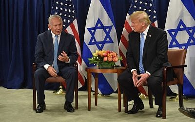 Le président américain Donald Trump (à droite) rencontre le Premier ministre israélien Benjamin Netanyahu le 26 septembre 2018 à New York en marge de l'Assemblée générale des Nations unies. (AFP PHOTO / Nicholas Kamm)
