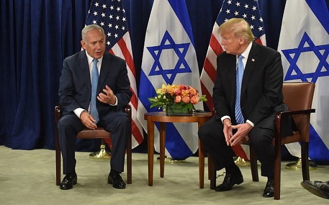 Le président américain Donald Trump (à droite) rencontre le Premier ministre israélien Benjamin Netanyahu le 26 septembre 2018 à New York en marge de l'Assemblée générale des Nations unies. (AFP PHOTO / Nicholas Kamm) Le président américain Donald Trump (à droite) rencontre le Premier ministre israélien Benjamin Netanyahu le 26 septembre 2018 à New York en marge de l'Assemblée générale des Nations unies. (AFP PHOTO / Nicholas Kamm)