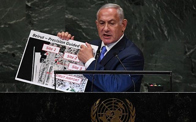 Le Premier ministre Benjamin Netanyahu, brandissant une carte indiquant les sites de missiles présumés du groupe terroriste chiite libanais du Hezbollah à Beyrouth, s'adressant à l'Assemblée générale des Nations Unies, à New York, le 27 septembre 2018. (Crédit : Timothy A. Clary/AFP) Le Premier ministre Benjamin Netanyahu, brandissant une carte indiquant les sites de missiles présumés du groupe terroriste chiite libanais du Hezbollah à Beyrouth, s'adressant à l'Assemblée générale des Nations Unies, à New York, le 27 septembre 2018. (Crédit : Timothy A. Clary/AFP)