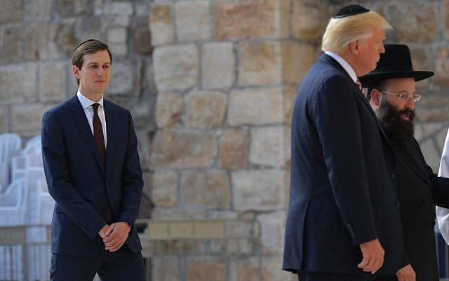Le haut-conseiller à la Maison Blanche Jared Kushner, à gauche, regarde le président américain Donald Trump, son beau-père, au mur Occidental, dans la Vieille Ville de Jérusalem, le 22 mai 2017 ( Crédit : AFP Photo/Mandel Ngan) Le haut-conseiller à la Maison Blanche Jared Kushner, à gauche, regarde le président américain Donald Trump, son beau-père, au mur Occidental, dans la Vieille Ville de Jérusalem, le 22 mai 2017 ( Crédit : AFP Photo/Mandel Ngan)