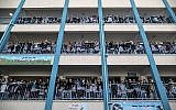Des fillettes palestiniennes posent pour une photo de groupe dans une école appartenant à l'UNRWA à Gaza City durant une visite du commissaire général de l'agence d'aide aux réfugiés palestiniens (Crédit : AFP PHOTO / MAHMUD HAMS)