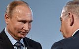 Le président russe Vladimir Poutine, à gauche, et le Premier ministre Benjamin Netanyahu lors d'un événement de la journée internationale des victimes de la Shoah et de la levée du siège de Stalingrad par les nazis au musée juif de Moscou, le 29 janvier 2018 (Crédit : AFP Photo/Vasily Maximov)