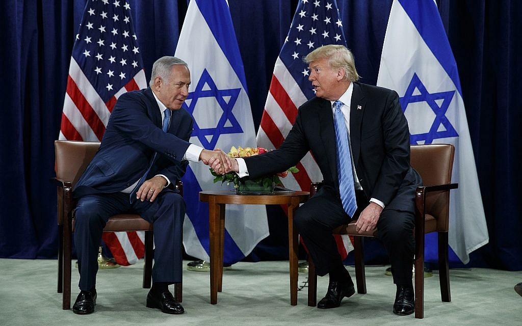 Le président américain Donald Trump serre la main du Premier ministre Benjamin Netanyahu à l'Assemblée générale des Nations unies, le 26 septembre 2018, au siège de l'ONU. (Crédit : AP Photo / Evan Vucci) Le président américain Donald Trump serre la main du Premier ministre Benjamin Netanyahu à l'Assemblée générale des Nations unies, le 26 septembre 2018, au siège de l'ONU. (Crédit : AP Photo / Evan Vucci)