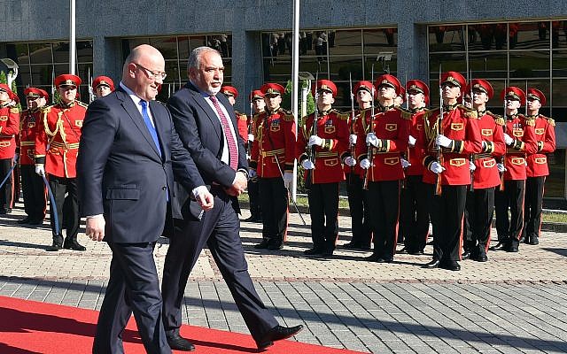 Le ministre de la Défense Avigdor Liberman et son homologue géorgien Levan Izoria attend à Tbilisi, en Géorgie, le 12 septembre 2018. (Crédit : Ariel Hermoni/Ministère de la Défense) Le ministre de la Défense Avigdor Liberman et son homologue géorgien Levan Izoria attend à Tbilisi, en Géorgie, le 12 septembre 2018. (Crédit : Ariel Hermoni/Ministère de la Défense)