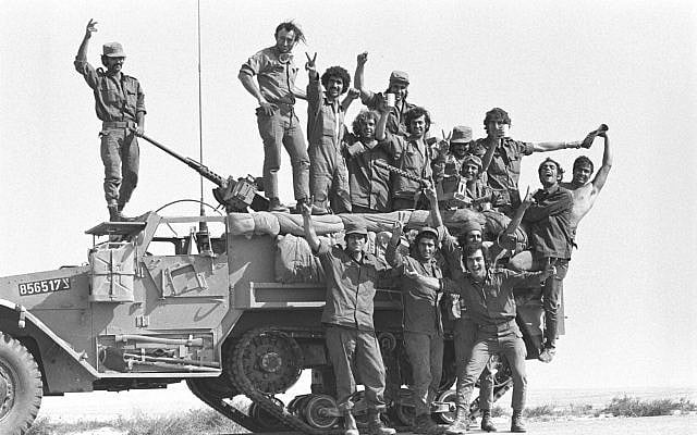 Des soldats posent sur un tank au début de la guerre de Kippour le 6 octobre 1973 (Crédit : Avi Simhoni/Bamahane/Archives du ministère de la Défense) Des soldats posent sur un tank au début de la guerre de Kippour le 6 octobre 1973 (Crédit : Avi Simhoni/Bamahane/Archives du ministère de la Défense)