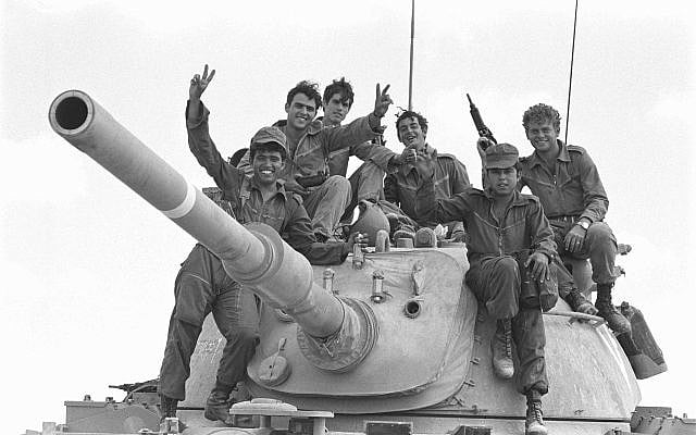 Des soldats posent sur un tank au début de la guerre de Yom Kippour dans la péninsule du Sinaï, le 6 octobre 1973 (Crédit : Avi Simhoni/Bamahane/Archives du ministère de la Défense) Des soldats posent sur un tank au début de la guerre de Yom Kippour dans la péninsule du Sinaï, le 6 octobre 1973 (Crédit : Avi Simhoni/Bamahane/Archives du ministère de la Défense)