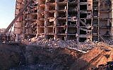 Des militaires américains et saoudiens examinent les dommages causés aux tours Khobar par l'explosion, le 25 juin 1996, d'un camion-citerne à l'extérieur de la clôture nord de l'installation de Dhahran, en Arabie saoudite. L'explosion a tué 19 militaires américains et en a blessé 500 autres. (Crédit photo U.S. Department of Defense)