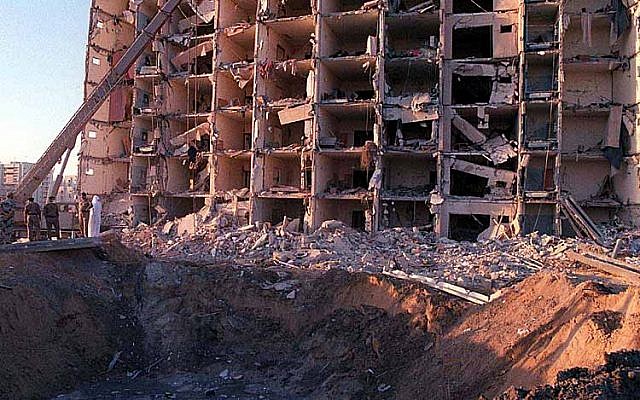 Des militaires américains et saoudiens examinent les dommages causés aux tours Khobar par l'explosion, le 25 juin 1996, d'un camion-citerne à l'extérieur de la clôture nord de l'installation de Dhahran, en Arabie saoudite. L'explosion a tué 19 militaires américains et en a blessé 500 autres. (Crédit photo U.S. Department of Defense) Des militaires américains et saoudiens examinent les dommages causés aux tours Khobar par l'explosion, le 25 juin 1996, d'un camion-citerne à l'extérieur de la clôture nord de l'installation de Dhahran, en Arabie saoudite. L'explosion a tué 19 militaires américains et en a blessé 500 autres. (Crédit photo U.S. Department of Defense)