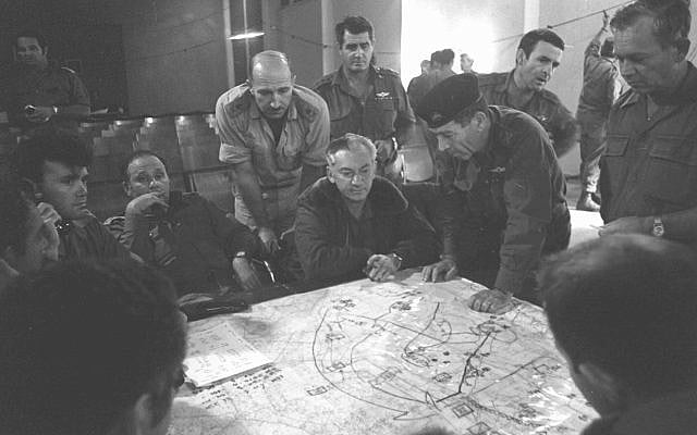 Les membres de l'état-major regardent une carte pendant l'éclatement de la guerre de Yom Kippour, le 17 octobre 1973 (Crédit : Bamahane/Archives du ministère de la Défense) Les membres de l'état-major regardent une carte pendant l'éclatement de la guerre de Yom Kippour, le 17 octobre 1973 (Crédit : Bamahane/Archives du ministère de la Défense)