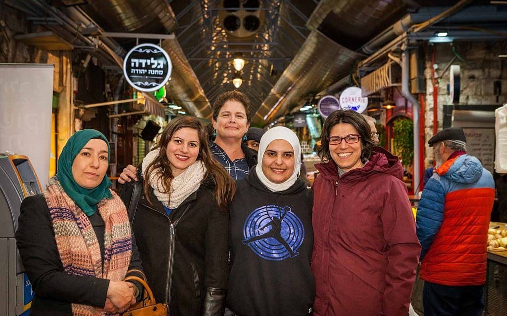 Les participants au "Salon des professeurs", un projet de coexistence qui rassemble des groupes d’enseignants juifs et arabes au marché Mahané Yehouda, à Jérusalem. (Crédit Eyal Tagar)