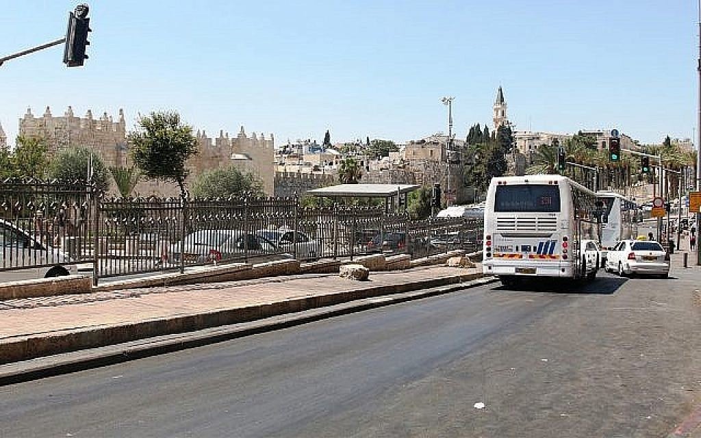 La rue Soliman et la porte de Damas à Jérusalem. (Crédit : Shmuel Bar-Am)
