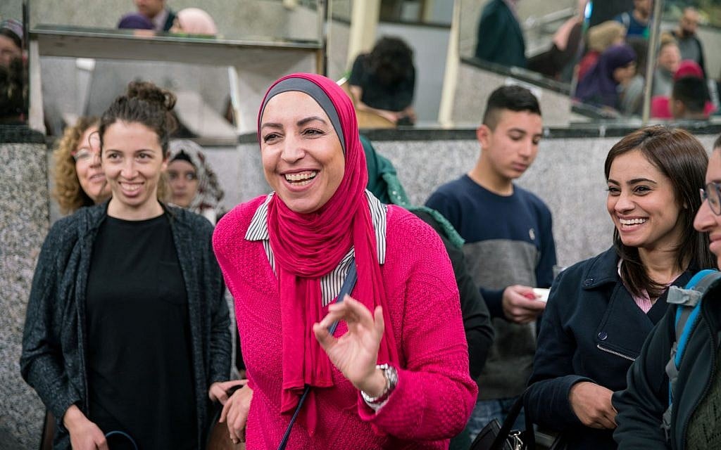 Les participants au "Salon des professeurs", un projet de coexistence qui rassemble des groupes d’enseignants juifs et arabes,dans un quartier de Jérusalem Est. (Crédit Eyal Tagar)