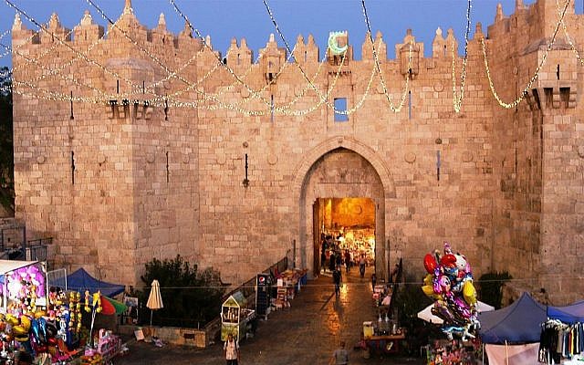 La porte de Damas de nuit. (Crédit : Shmuel Bar-Am)