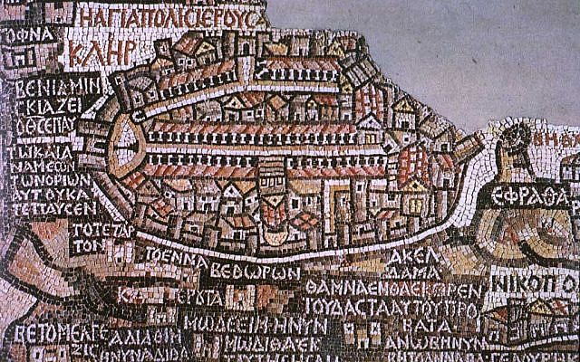 La carte de Madaba représentant la ville historique de Jérusalem est partie intégrante d'une mosaïque au sol dans la première église byzantine Saint-Georges de Madaba, en Jordanie. (Crédit : domaine public via Wikipedia)