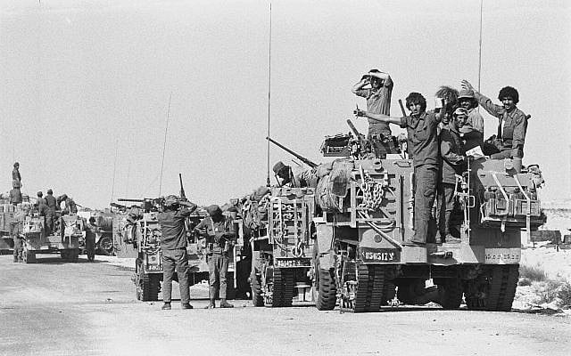 Des blindés israéliens prennent position dans la péninsule du Sinaï au début de la guerre de Yom Kippour, le 6 octobre 1973 (Crédit : Avi Simhoni/Bamahane/archives du ministère de la Défense) Des blindés israéliens prennent position dans la péninsule du Sinaï au début de la guerre de Yom Kippour, le 6 octobre 1973 (Crédit : Avi Simhoni/Bamahane/archives du ministère de la Défense)