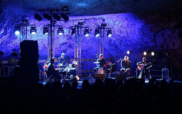 Un concert dans la grotte de Sédécias. (Crédit : Shmuel Bar-Am)